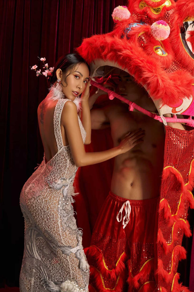 Hoa hậu Trương Hằng đầy cá tính trong bộ đầm thêu tinh xảo. Người đẹp hóa thân vào nghệ sĩ đánh trống vô cùng chuyên nghiệp và thần thái. Bên cạnh, Nam vương Lương Gia Huy khoe cơ bụng 6 múi trong trang phục múa lân bắt mắt và rực rỡ. Cả hai như những nghệ sĩ múa lân, đánh trống thực thụ khiến người xem không thể rời mắt.