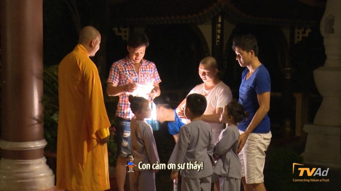 Sau khi nhận mật thư từ sư thầy, cả 4 cặp bố con lục đục kéo nhau về nghỉ ngơi dành sức cho nhiệm vụ “tọa thiền” vào 5h sáng ngày hôm sau.