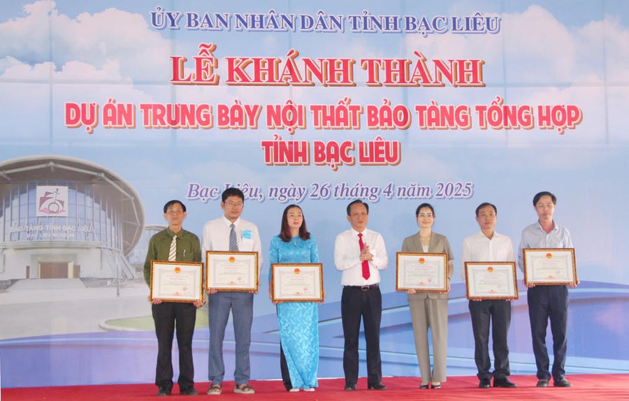Ông Phạm Văn Thiều – Phó Bí thư Tỉnh ủy, Chủ tịch UBND tỉnh Bạc Liêu, trao Bằng khen cho các tập thể, cá nhân có thành tích tiêu biểu trong trong thực hiện dự án Trưng bày nội thất Bảo tàng tổng hợp.