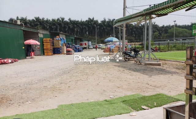 Gần đó một khu đất biến thành sân bóng nhân tạo và hàng loạt kho hàng.