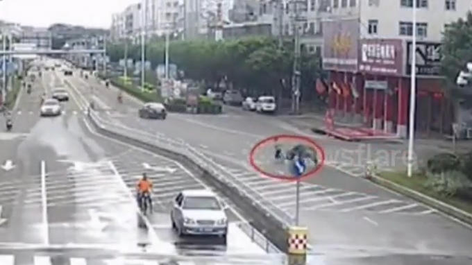 Sau khi tấn công người đi bộ tiếp tục đuổi theo húc người kéo xe.