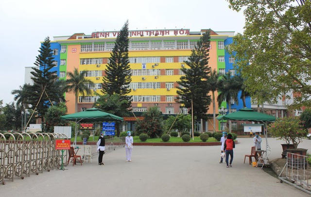 Ngay cổng chính vào viện được bố trí 2 bàn kiểm soát, đo thân nhiệt những người vào viện.