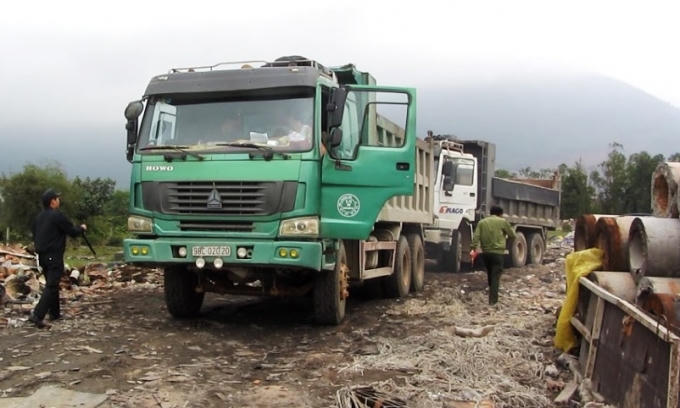 Cơ quan chức năng bắt quả tang một số xe tải lén lút đổ trộm rác thải công nghiệp ra môi trường.