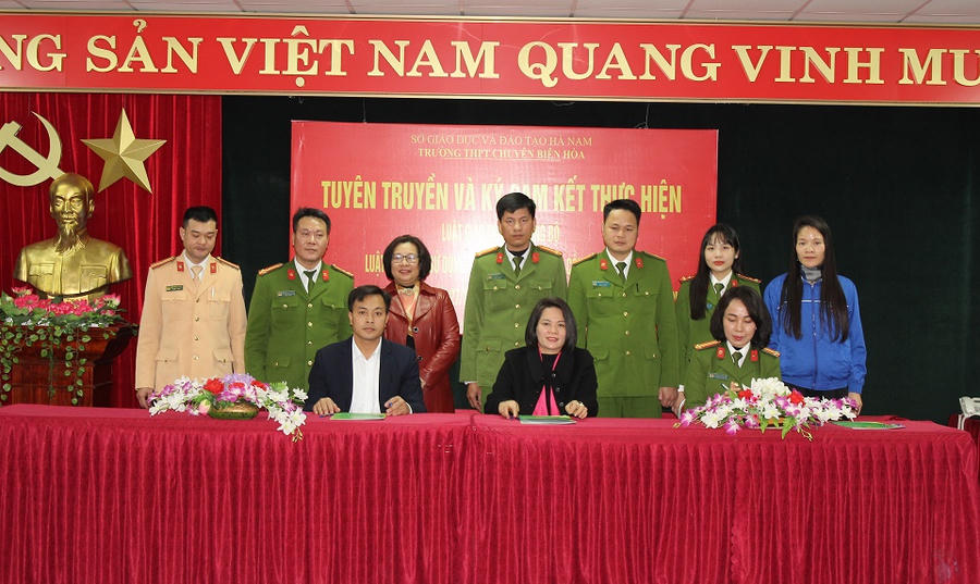 Đại diện nhà trường, UBND phường Liêm Chính và Công an phường ký cam kết thực hiện nghiêm các quy định của Nhà nước về quản lý, sử dụng vũ khí, vật liệu nổ, công cụ hỗ trợ và công tác quản lý, sử dụng pháo