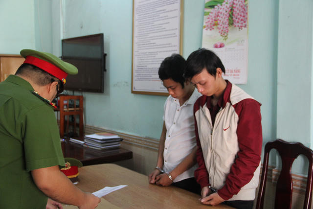 Cơ quan công an đọc lệnh bắt Linh và Trung.