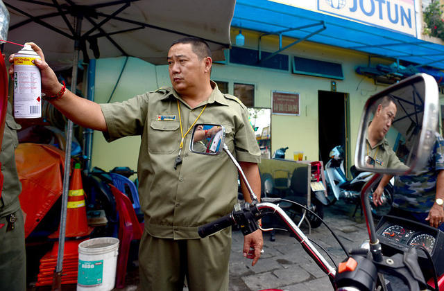 Mỗi ngày, ông Thành đều đưa xe ra kiểm tra kỹ lưỡng. "Cháy nổ diễn ra bất ngờ lắm nên khi nào tôi cũng phải trong tư thế sẵn sàng, kể cả xe cộ cũng phải đảm bảo hoạt động tốt", ông Thành cho biết.