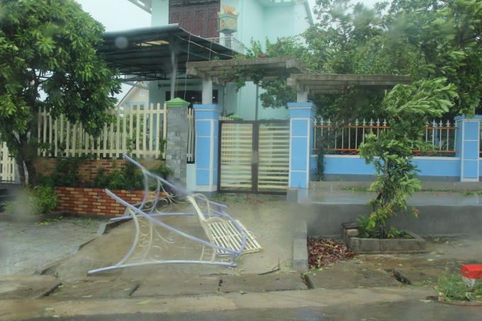 Những th&ocirc;ng tin mới nhất về b&atilde;o số 10: Th&aacute;p truyền h&igrave;nh Thị x&atilde; Kỳ Anh, H&agrave; Tĩnh đ&atilde; đổ sập