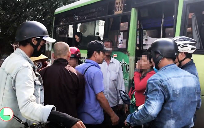 Các "hiệp sĩ" đưa nạn nhân và người thân ra xe bus để về quê. Ảnh: N.An.