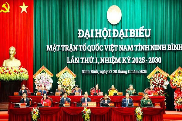 Đoàn Chủ tịch Đại hội.