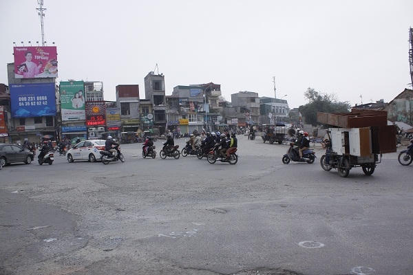 Đoạn ngã tư giao nhau với Lò Đúc – Trần Khát Trân – Kim Ngưu – Đống Mác, các phương tiện tham gia giao thông đã thoáng hơn và không còn phải chịu cảnh “bão bụi” như trước.