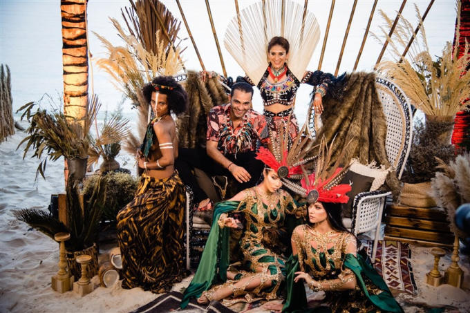 Dress code của bữa tiệc được quy định theo phong cách Tribal, cô dâu tỷ phú Kaabia Grewal xuất hiện đầy quyến rũ trong bộ váy lộng lẫy được trang trí với hoa văn rực rỡ kết hợp với tua rua có kết hạt gỗ.