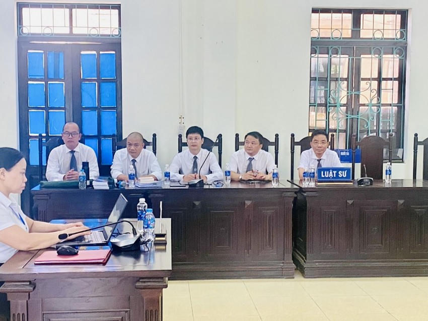 Các luật sư bào chữa cho các bị cáo trong phiên toà.