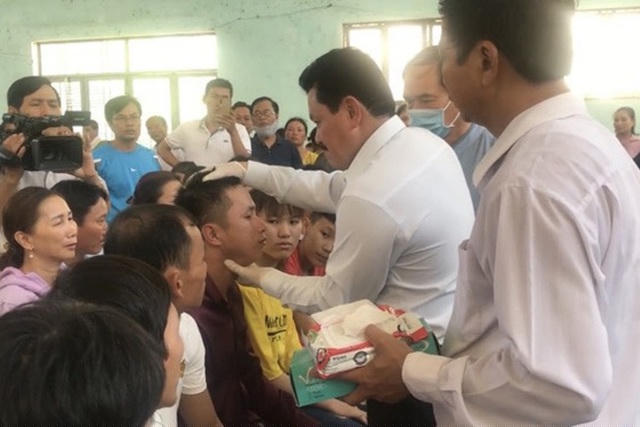 Ông Võ Hoàng Yên khám, chữa bệnh cho người dân huyện Bình Sơn vào tháng 7/2020.