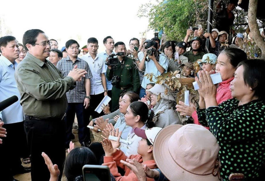 Thủ Tướng cho biết: "Dân ai mất nhà thì sẽ được nhà nước hỗ trợ xây lại nhà để ổn định cuộc sống". Ảnh: H.C