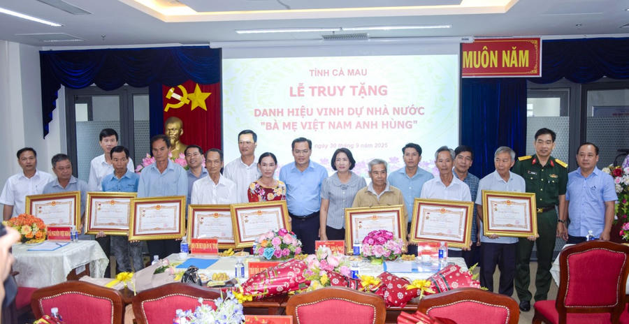 Ông Ngô Vũ Thăng - Phó Chủ tịch UBND tỉnh Cà Mau, cùng lãnh đạo các sở, ngành chụp ảnh lưu niệm với thân nhân các “Bà mẹ Việt Nam anh hùng”.