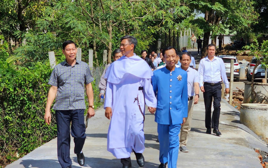 Đồng chí Đỗ Văn Phớn- nguyên Phó Trưởng Ban Tuyên giáo và Dân vận Trung ương (bên trái) và Hiệp sĩ Đại Thánh Giá Lê Đức Thịnh (bên phải) thăm cộng đoàn dòng Đa Minh tại thị trấn Liên Sơn. Ảnh: An Luých