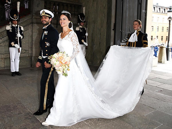 Bộ váy cưới tuyệt đẹp này được may bằng chất liệu ren cao cấp nhập khẩu từ Italia với điểm nhấn là phần đuôi váy. Ảnh: Internet