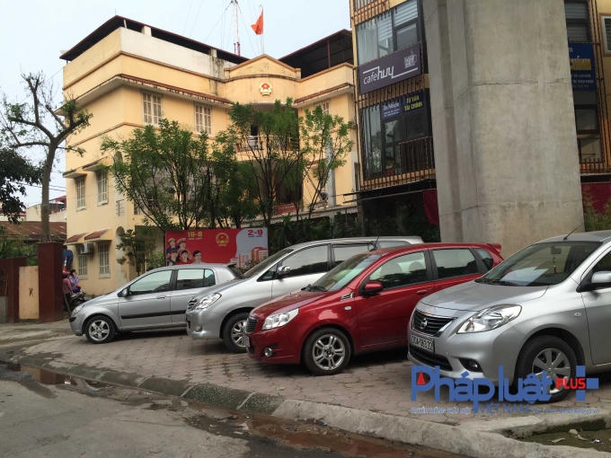 Những hàng dài ô tô "vô tư" xếp dưới gầm đường sắt trên cao Cát Linh - Hà Đông.