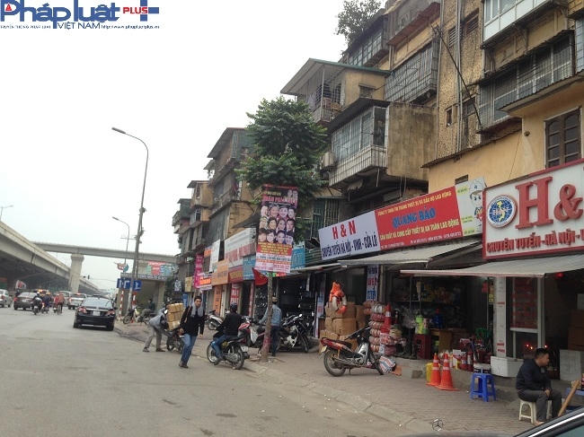 Không khó khi bắt gặp những ngôi nhà, khu chung cư ở Hà Nội đang đeo trên mình những chiếc