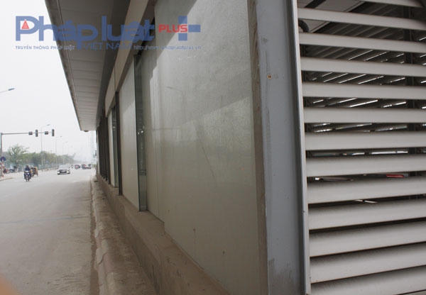 Cửa kính bụi bặm bám dầy.