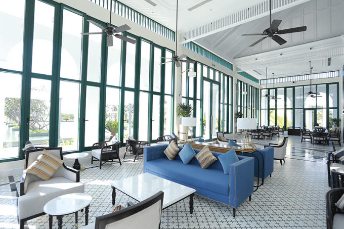 Tổ hợp nhà hàng và bar sở hữu tầm nhìn toàn cảnh sân golf tuyệt mỹ, giúp gôn thủ dễ dàng lựa chọn thực đơn Á-Âu đa dạng, đáp ứng mọi khẩu vị của du khách trong và ngoài nước. Khu Pro-shop nằm trong nhà Câu lạc bộ với đầy đủ các mặt hàng của những thương hiệu đẳng cấp hàng đầu thế giới.