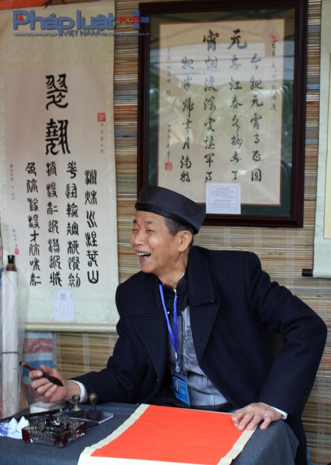 Phút giây hạnh phúc của một ông đồ. (Ảnh: Đức Biên)