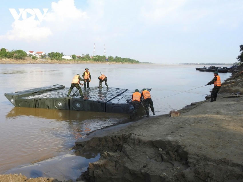 Các đốt cầu phao được thả, nối nhịp để chuẩn bị thông xe (Ảnh: VOV)