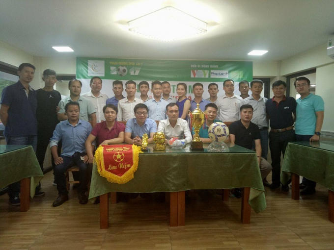 Đại diện các đội bóng có mặt tại buổi họp báo.