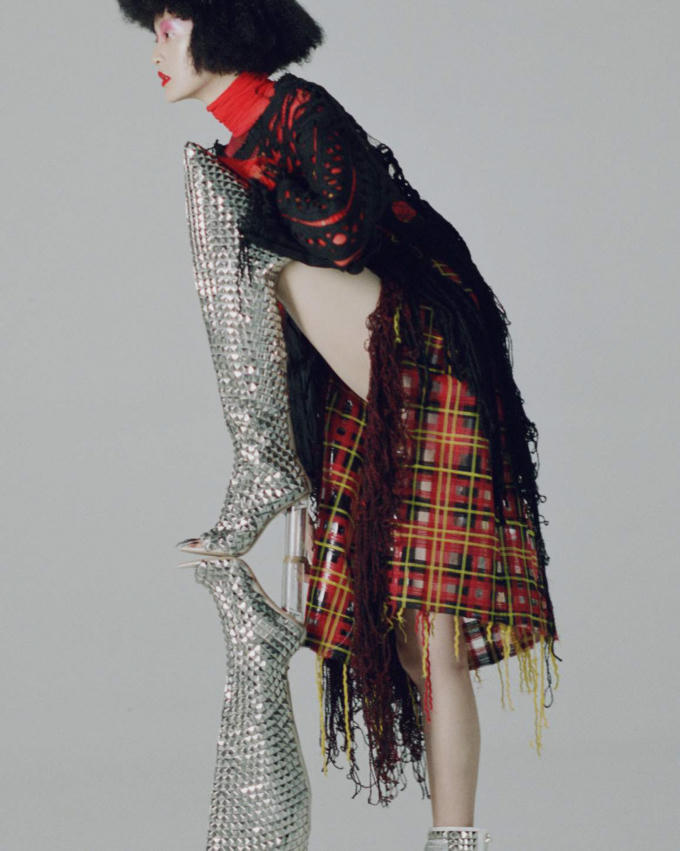 Thanh Hằng xuất hiện trong BST của nh&agrave; thiết kế Anh tại Fashion Yoyage