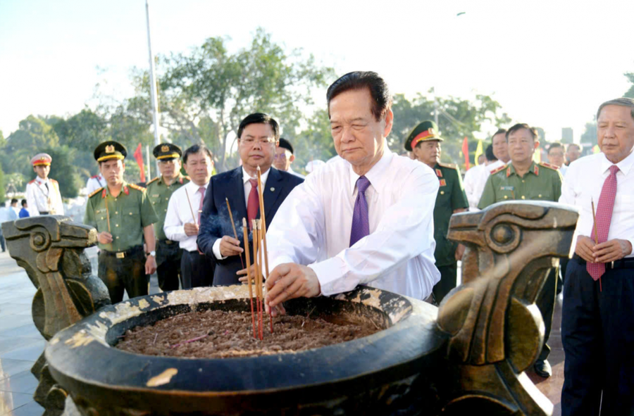 Nguyên Ủy viên Bộ Chính trị, Nguyên Thủ tướng Chính phủ Nguyễn Tấn Dũng cùng các đại biểu thắp hương tại nghĩa trang liệt sĩ tỉnh Kiên Giang