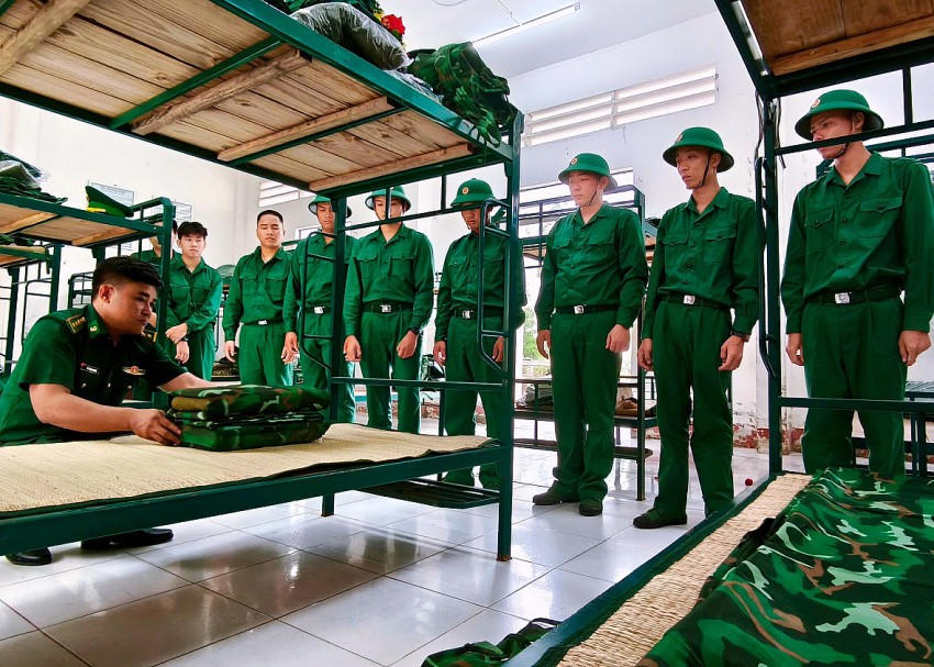 Cán bộ đại đội huấn luyện hướng dẫn tân binh sắp xếp nội vụ. Ảnh: Luận Quân