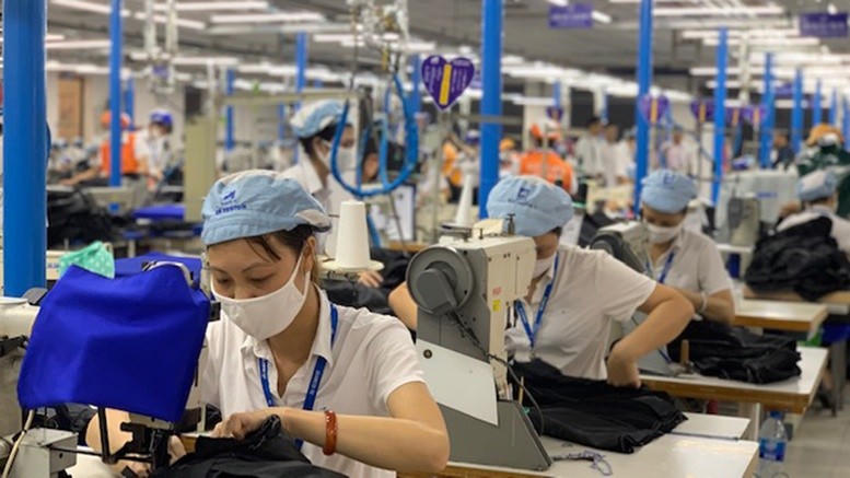 Người lao động làm 8 tiếng/ngày, làm thêm ngày lễ, tết nhận ít nhất 300% lương (Ảnh minh hoạ).