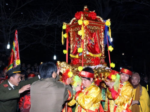 Lễ hội đền Trần 2012 vào tối 14 tháng Giêng chỉ có nghi lễ rước kiệu Ấn, khai ấn chứ không phát ấn. (Ảnh: Internet).