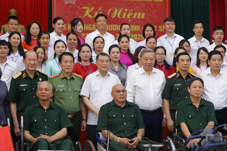 Tổng Bí thư Tô Lâm thăm và tặng quà các thương binh, bệnh binh, người có công với cách mạng tại Trung tâm điều dưỡng thương binh Thuận Thành, ngày 15/7/2025. Ảnh: Bộ Nội vụ