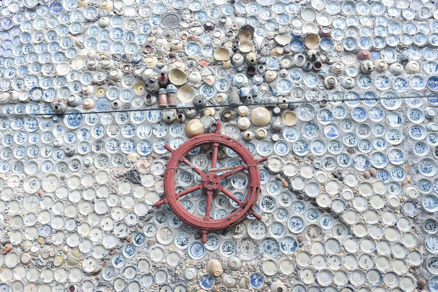 Khi đã dùng hết tiền nhà rồi đi vay mượn, nhưng rồi ai cũng biết ông vay tiền đi mua đồ cổ nên về sau không ai cho ông nữa. Ông không dừng lại khi đã cạn tiền, ông liền thế chấp sổ đỏ của nhà được hơn 10 triệu đồng để lên đường đi săn đồ cổ tiếp. Đi mấy ngày mua được đồ mà mình muốn rồi trong người không còn tiền bắt xe về quê nữa, ông liền đi bộ rồi đi nhờ mấy ngày rồi cũng về tới nhà.