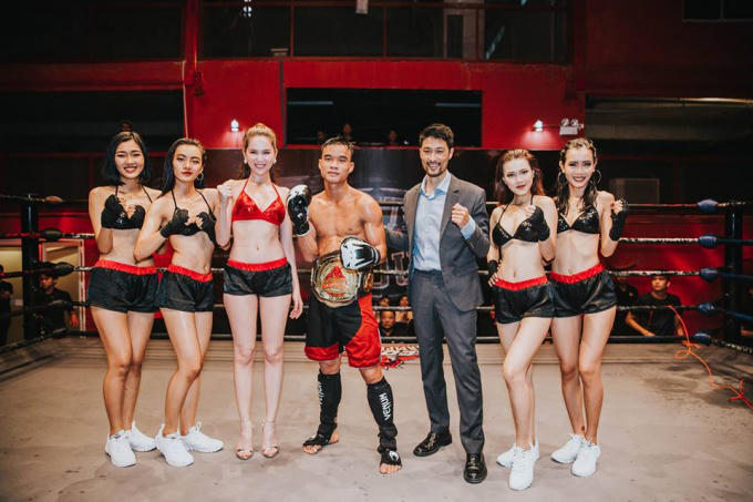 Võ sĩ Bùi Huy Tưởng (giữa) nhận đai vô địch hạng 65 kg nam. Ảnh: Đắc Việt.