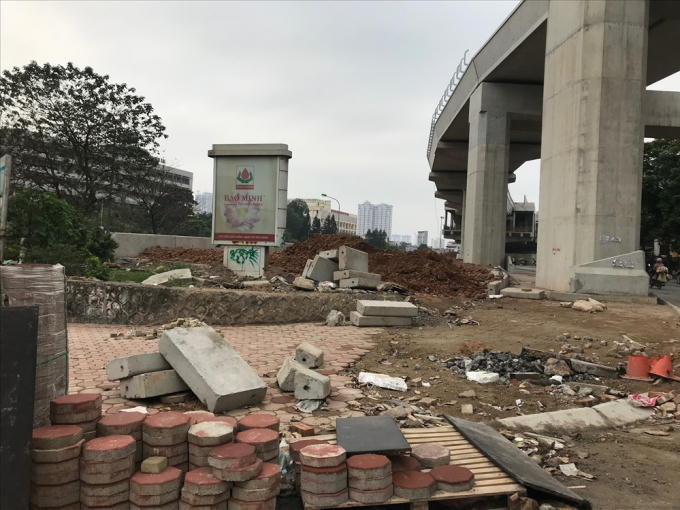 Theo ghi nhận, thời điểm hiện tại, phía bên dưới công trình vẫn còn bừa bộn, ngổn ngang.