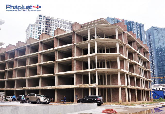 Toàn bộ khối nhà cao tầng và thấp tầng của dự án này, trong đó có căn hộ thấp tầng M6A (06) vẫn đang được thi công rầm rộ.