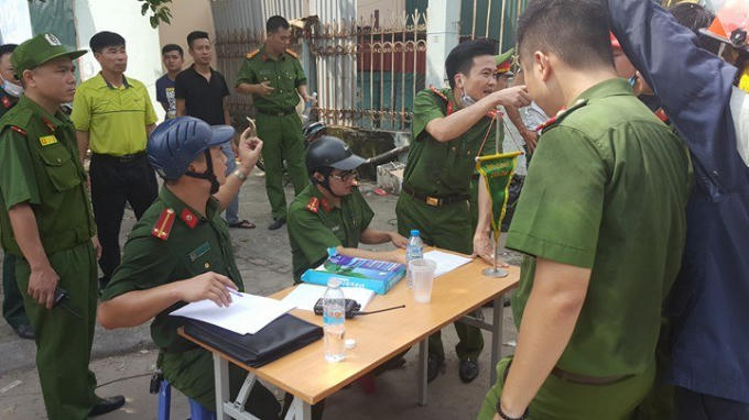 Lực lượng công an sở tại cũng đã nhanh chóng có mặt để bảo vệ hiện trường, phân luồng giao thông và hỗ trợ đội CSPCCC làm nhiệm vụ.