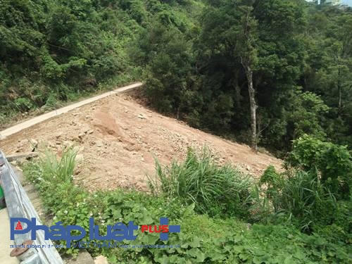 Đổ thải trước cửa trạm kiểm lâm thuộc Vườn quốc gia Tam Đảo (Ảnh : Đào Tấn)