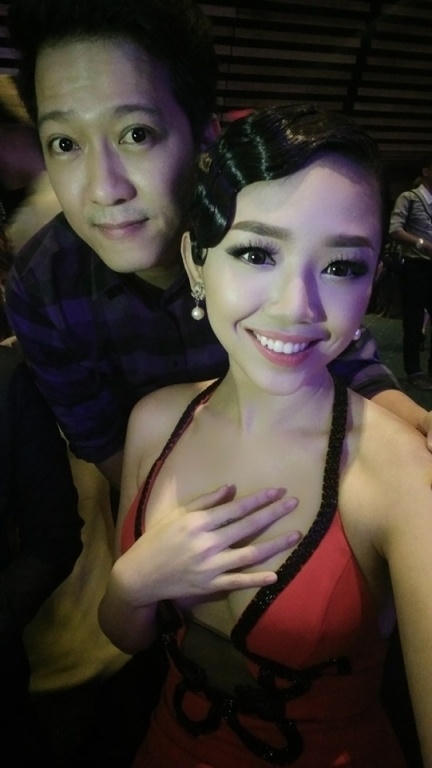 Vòng 1 phô bày đôi khi khiến mỹ nhân phải ngượng ngùng khi post hình cùng đàn anh.