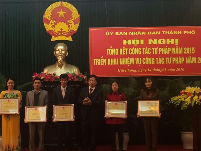 Các cá nhân được trao thưởng vì có thành tích xuất sắc trong năm 2015.