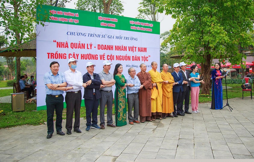 Một số đại biểu lên phát động trồng cây tại Đền Hùng.
