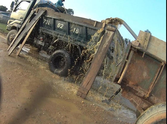 Cát sỏi bơm từ dưới sông lên được xử lý ngay trên đường, thách thức dư luận.