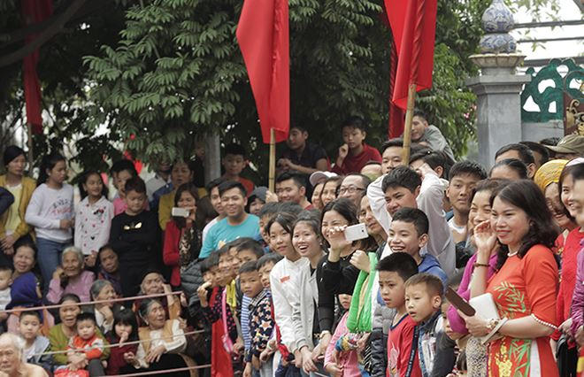Rất đông người dân đến cổ vũ cho lễ hội