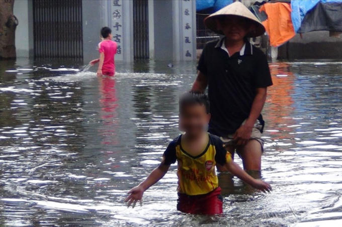 Cha con nội bì bõm trong nước đến nơi ở nhờ.