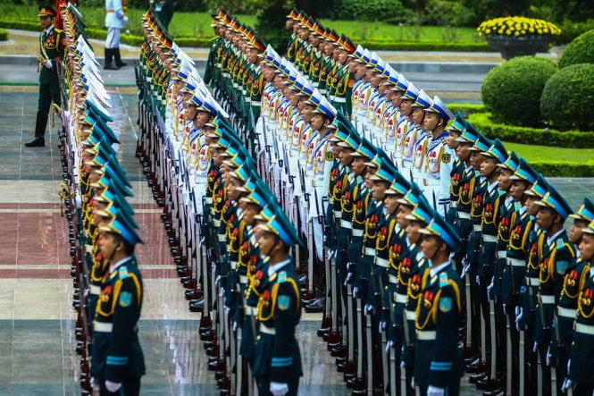 Đội danh dự chào đón tổng thống Pháp François Hollande tại Phủ Chủ tịch. (Ảnh: Nguyễn Khánh)
