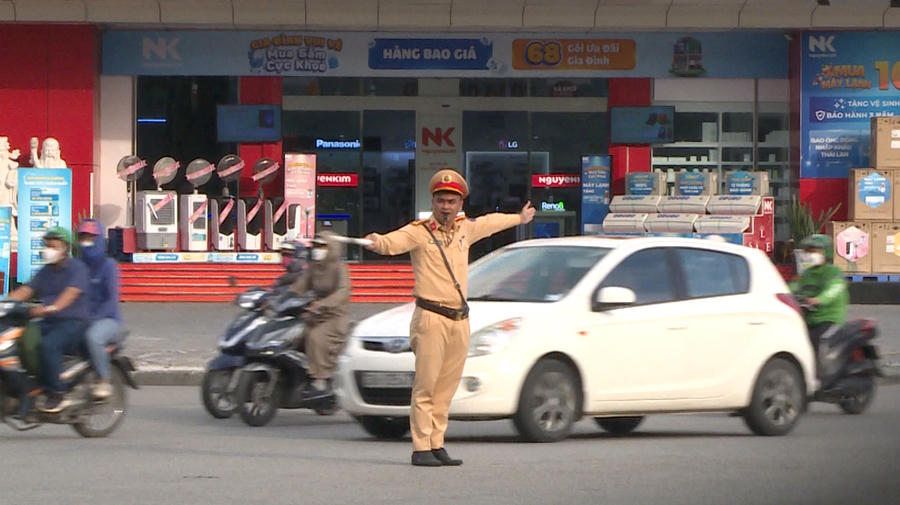 Lực lượng cảnh sát giao thông phân luồng, phân tuyến, điều tiết bảo đảm trật tự ATGT. (Ảnh: CATH)