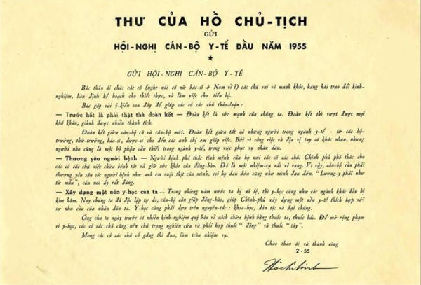 Bức thư qu&yacute; của B&aacute;c Hồ được trao cho ng&agrave;nh y tế