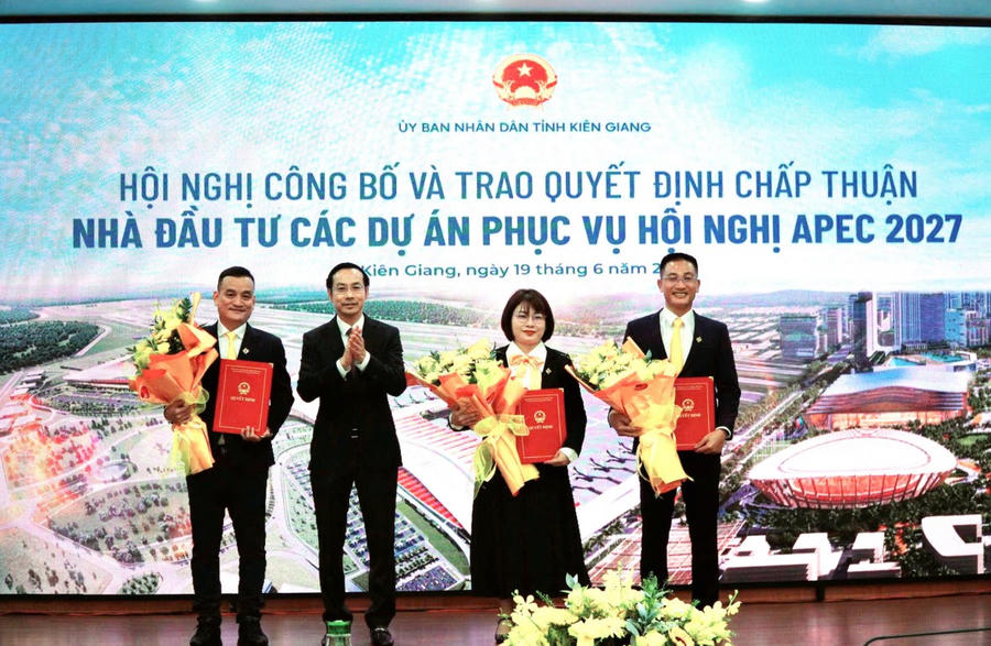 Phó Bí thư Tỉnh ủy, Chủ tịch UBND tỉnh Kiên Giang Nguyễn Thanh Nhàn trao quyết định chấp thuận đầu tư cho các dự án trọng điểm phục vụ hội nghị APEC 2027